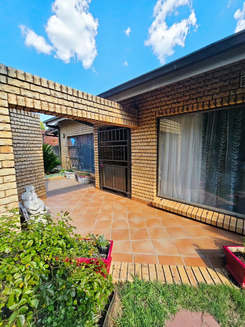 4 Bedroom Property for Sale in Flamwood North West